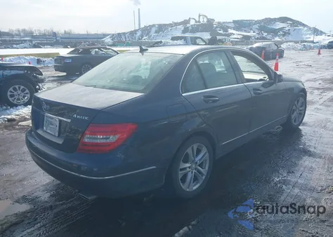 2013 Mercedes-Benz C 300 Luxury 4Matic z USA, uszkodzony, nr VIN WDDGF8ABXDR254141